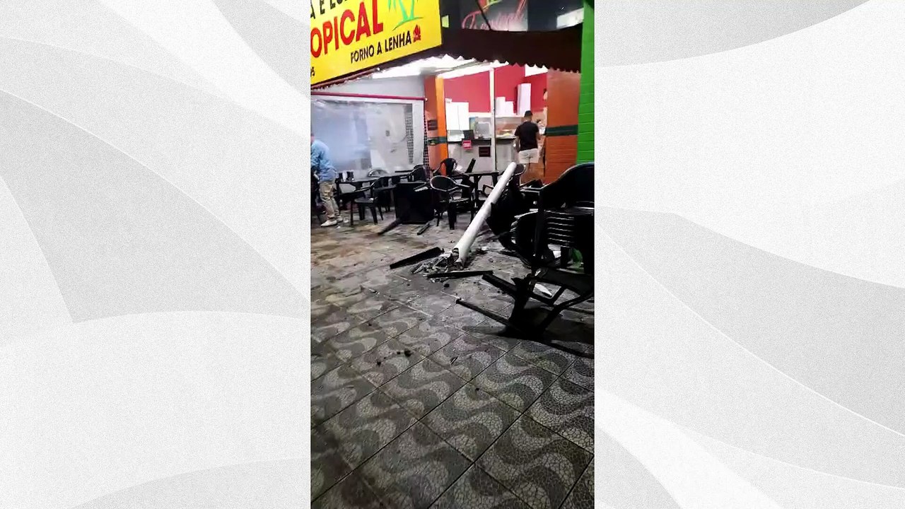 Carro invade pizzaria e mulher fica ferida em Guarapari