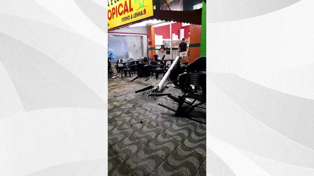 Carro invade pizzaria e mulher fica ferida em Guarapari