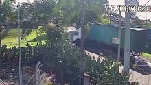 Caminhoneiro morre após colisão com trem em passagem férrea no Paraná; veja o vídeo