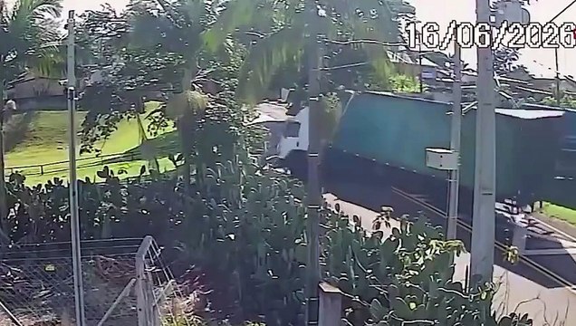 Caminhoneiro morre após colisão com trem em passagem férrea no Paraná; veja o vídeo