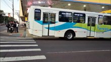No Centro de Cascavel, moto vira à esquerda e bate contra ônibus de Santa Tereza do Oeste