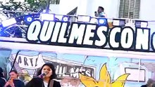 El juez que controla la ejecución de la condena intimó a la expresidenta tras el despliegue de una bandera entre su balcón y un edificio vecino.