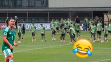 Erik Lira recibe la burla de Luis Romo, Jesús Gallardo y Julián Quiñones en el ultimo entrenamiento del Tri previo a enfrentar a Corea