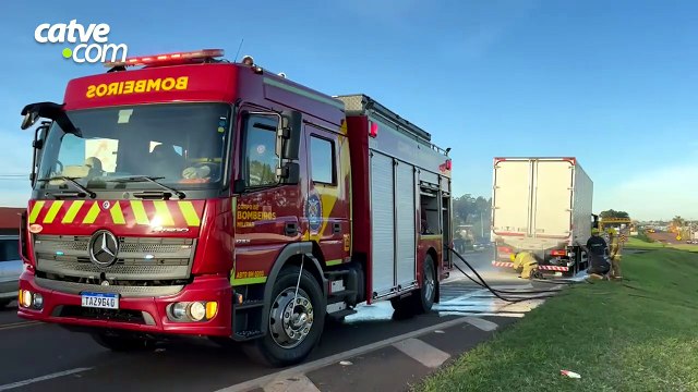 Caminhão pega fogo na BR-277 em Cascavel e motorista evita que incêndio se espalhe