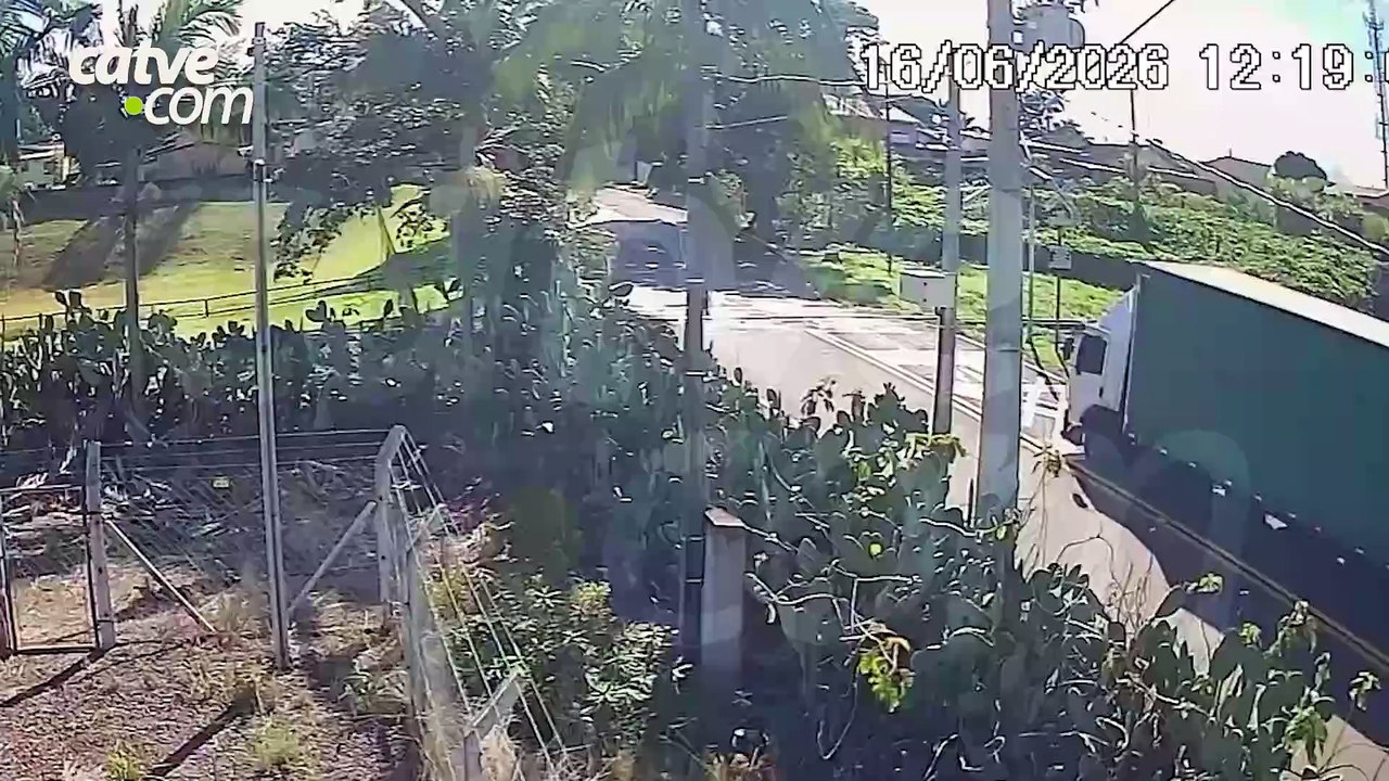 Câmera flagra momento em que trem atinge carreta e motorista morre em Apucarana