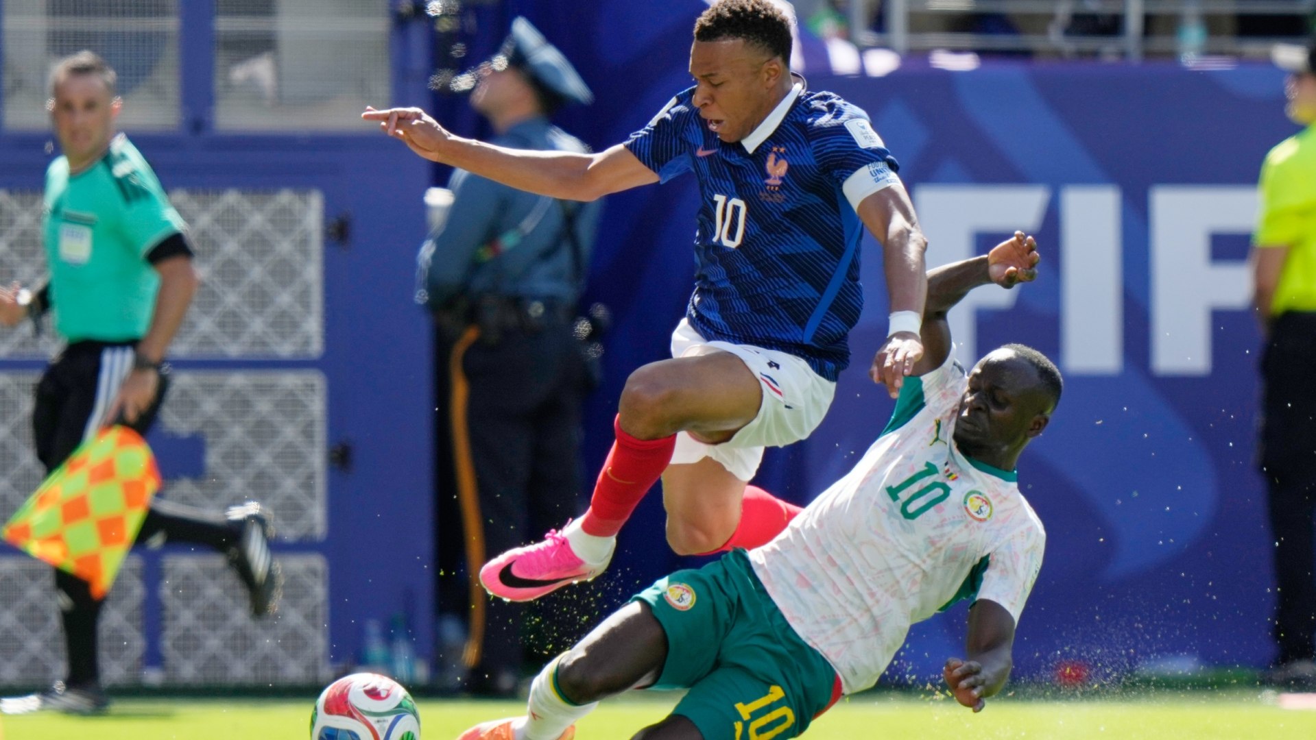 La primera gran polémica del Mundial que pudo haber supuesto el hat-trick de Mbappé