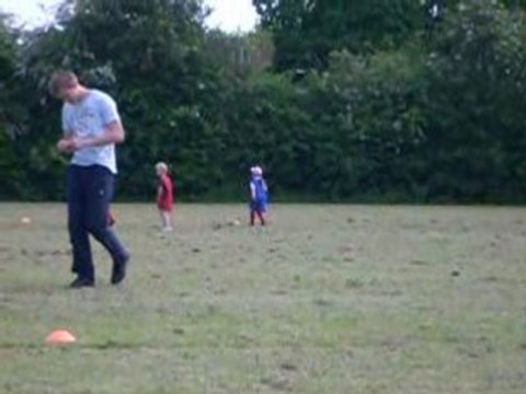 Abi joue au foot - Juin 2008