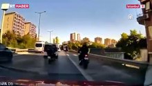 Kartal'da motosikletli, emniyet şeridindeki servise çarptı