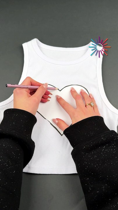 This DIY shirt steals the spotlights🧷✨
