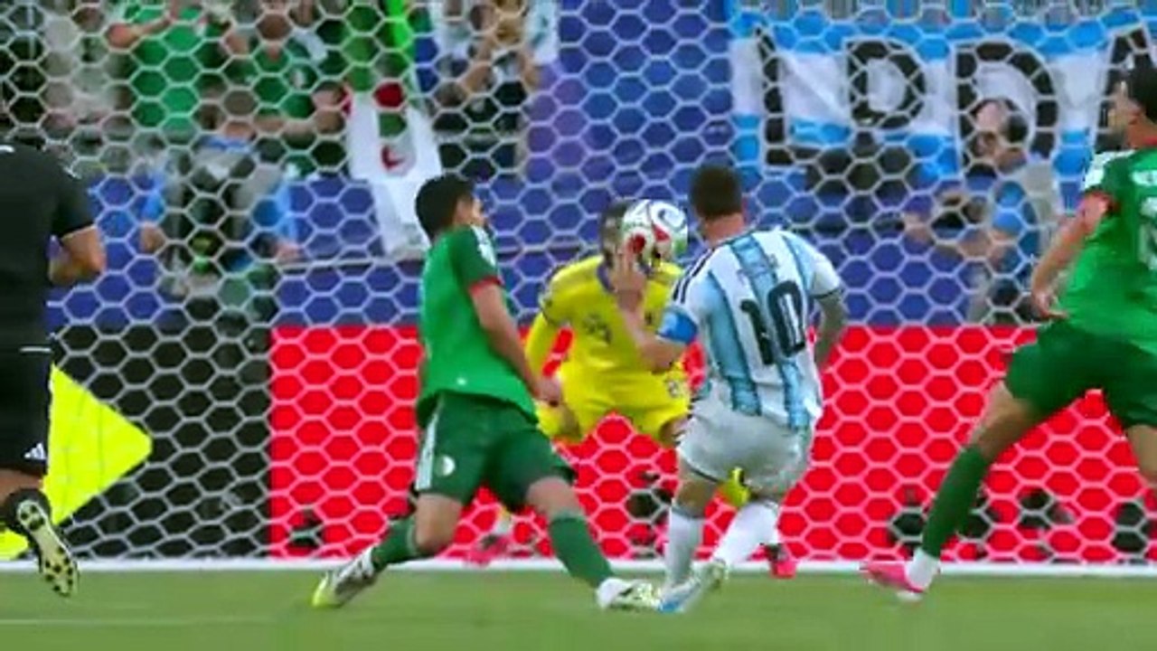 Argentina 3 x 0 Argélia com três gols de Messi
