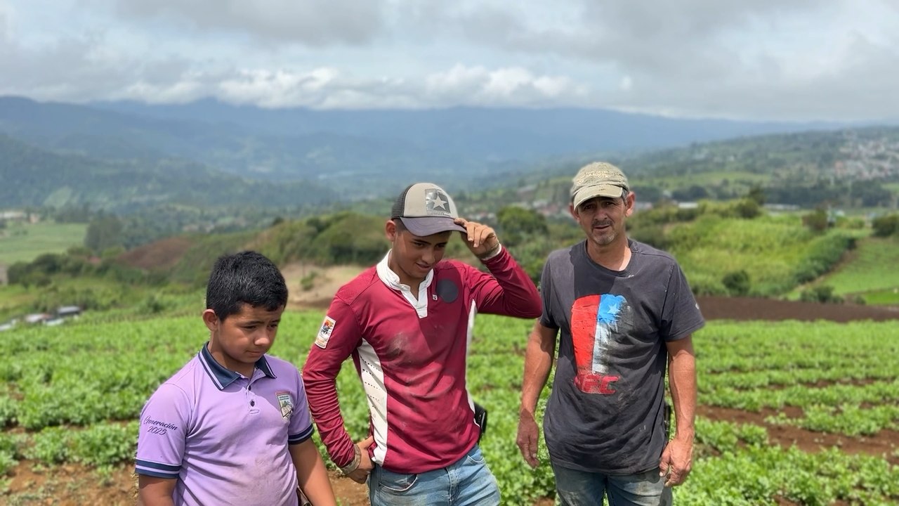mqn-el-mejor-regalo-para-este-papa-agricultor-ver-a-sus-hijos-seguir-sus-pasos-160626