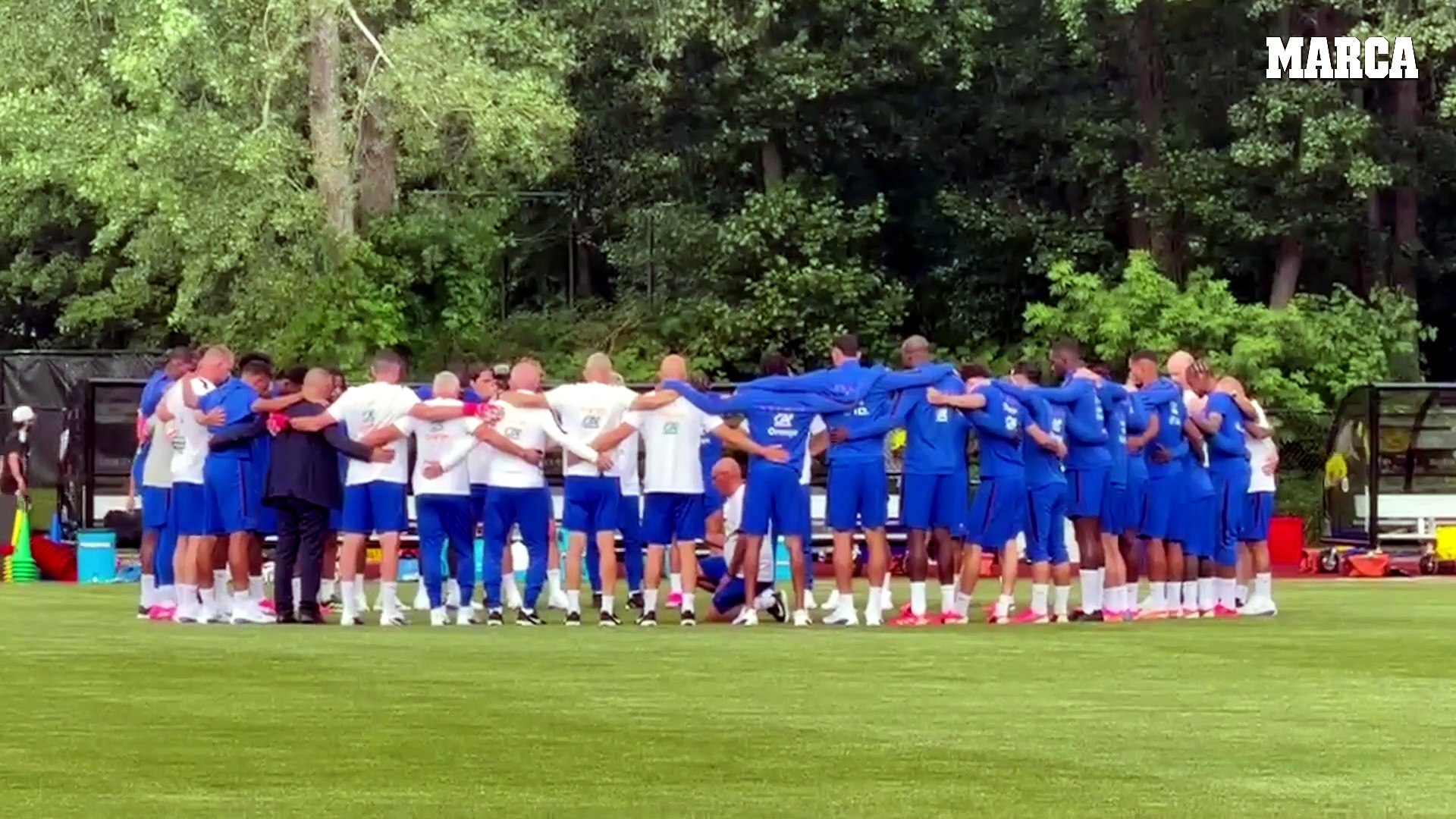 Homenaje de la selección francesa a Éric Roy