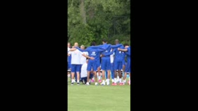 Bleus - L'émouvante minute de recueillement de l'équipe de France en hommage à Éric Roy