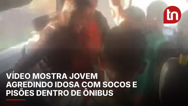 Vídeo mostra jovem agredindo idosa com socos e pisões dentro de ônibus