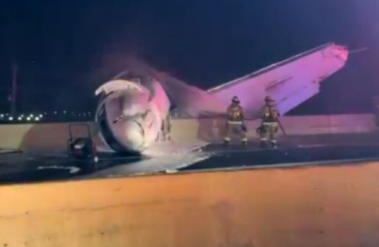 Aereo si schianta in autostrada tra il traffico, strage sfiorata