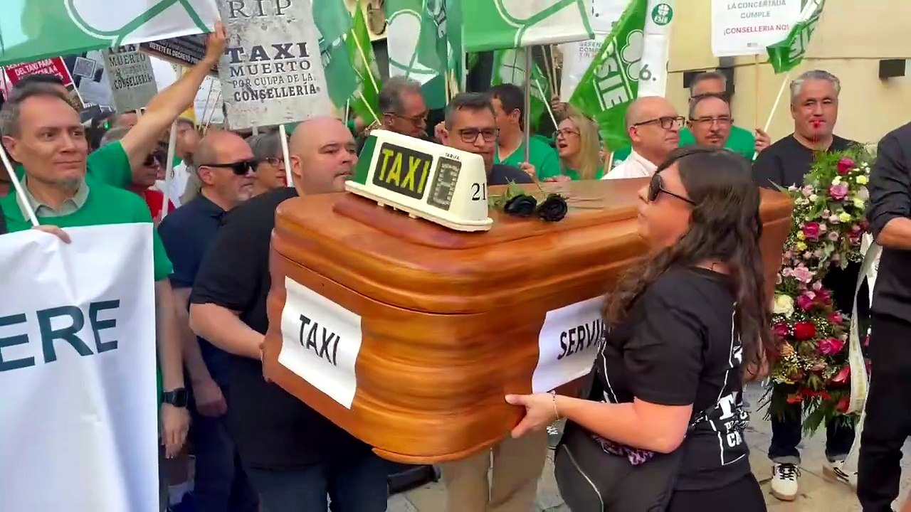 Protesta de los taxistas a las puertas de las corts contra el nuevo decreto de taxis y VTC