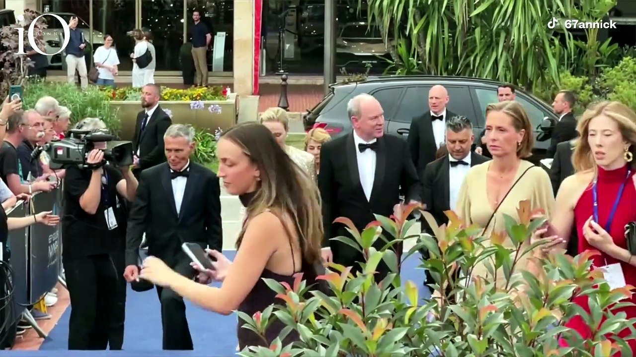 Cristalli champagne per brindare ai Premi della tv: il look magnetico di Charlene di Monaco