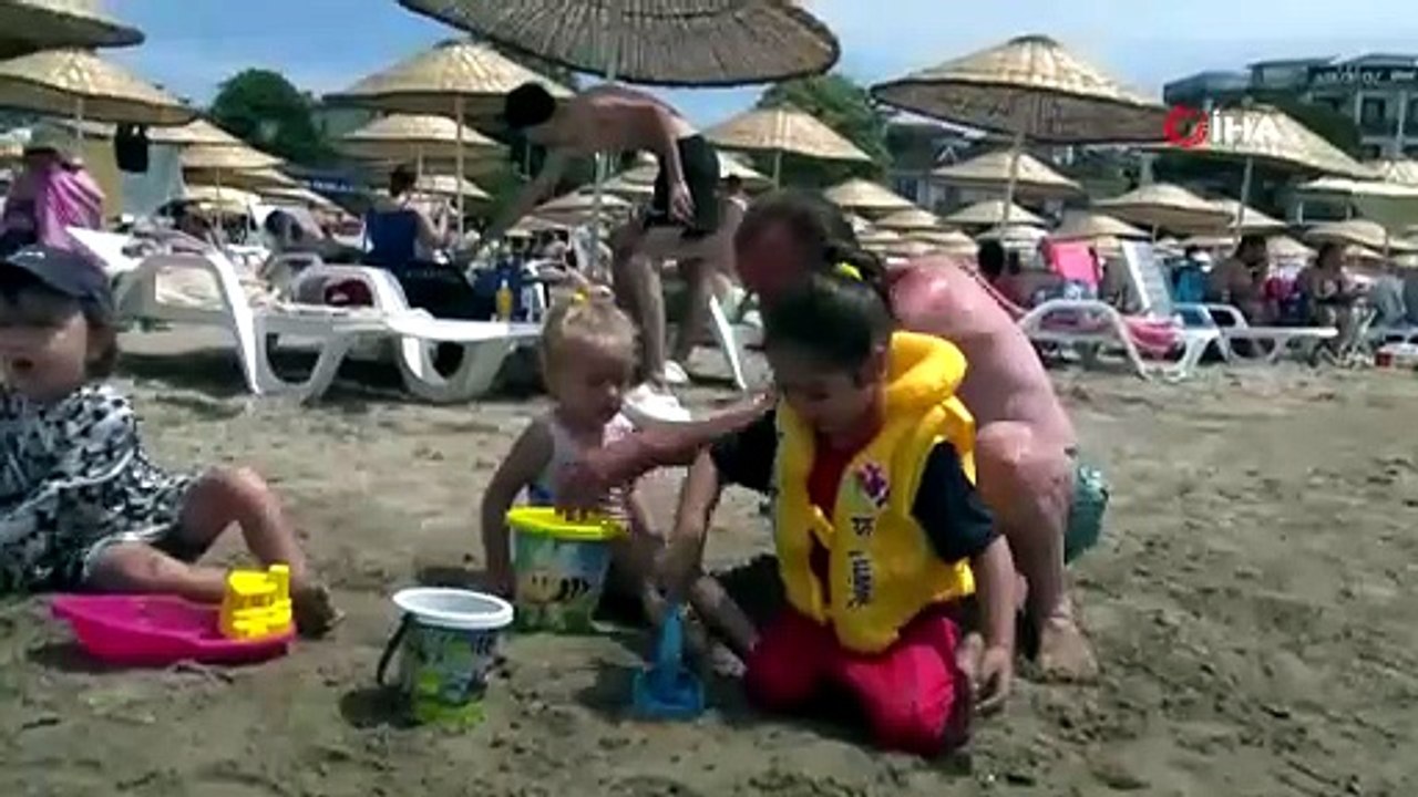 Kandıra sahillerinde yaz başladı! Plajlar doldu, deniz keyfi başladı