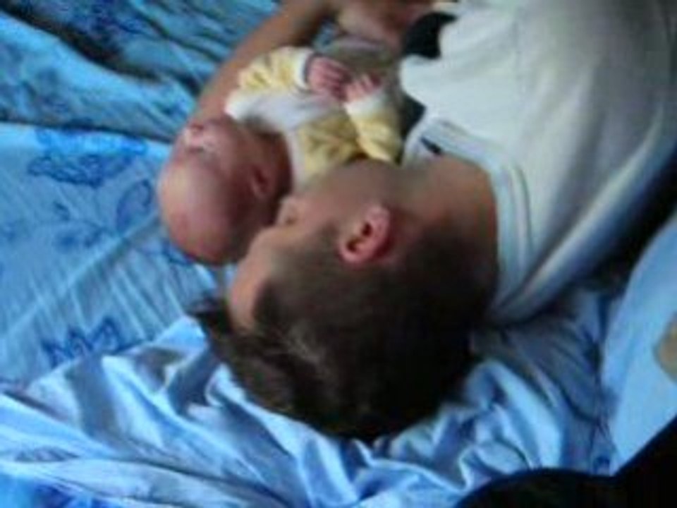 bebe regarde papa dormir