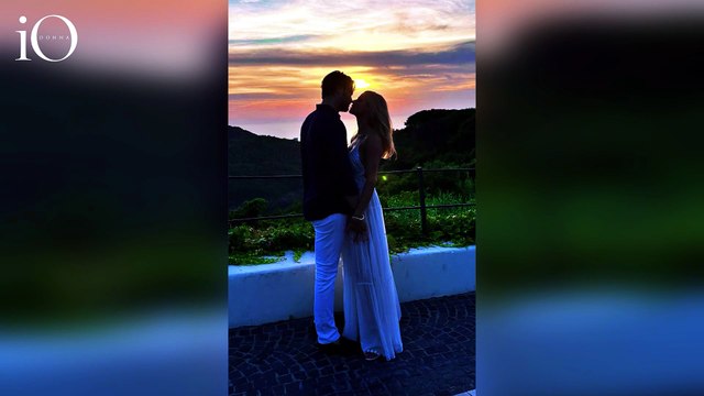 Michelle Hunziker esce allo scoperto. Il bacio al tramonto con Giulio Berruti