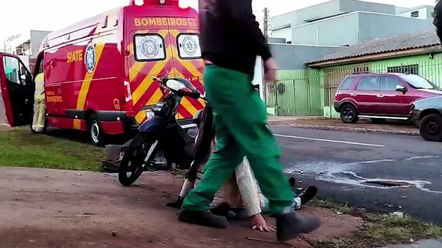 Mulher fica ferida em acidente entre moto e carro no Cascavel Velho