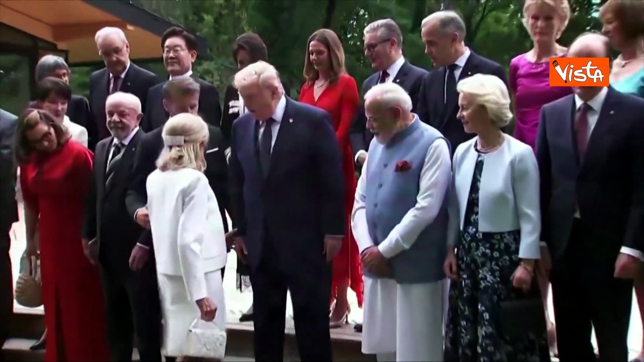 Modi aiuta Trump a salire lo scalino per una foto di gruppo con i leader al G7