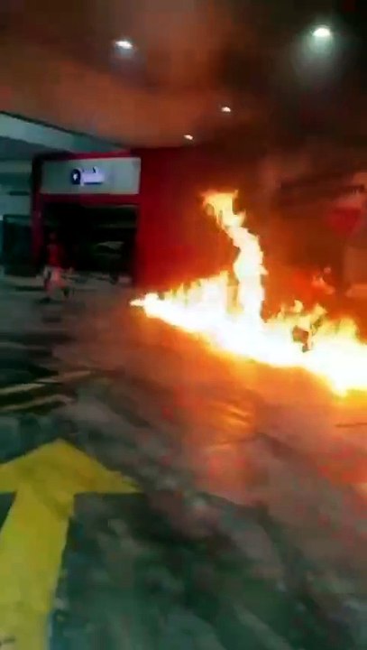 Motociclista incendeia posto na Freguesia por suposta gasolina adulterada
