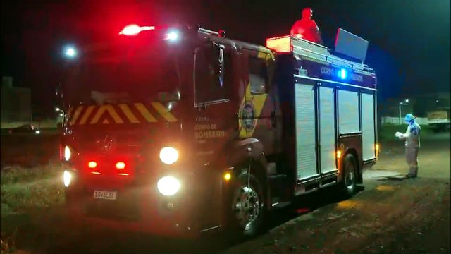 Incêndio atinge vegetação na Avenida das Torres e mobiliza Corpo de Bombeiros