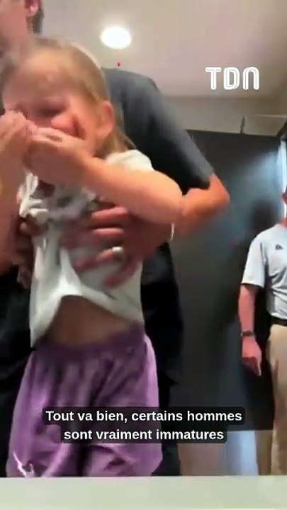 Un homme menace un père qui accompagne ses filles aux toilettes des femmes et appelle la police