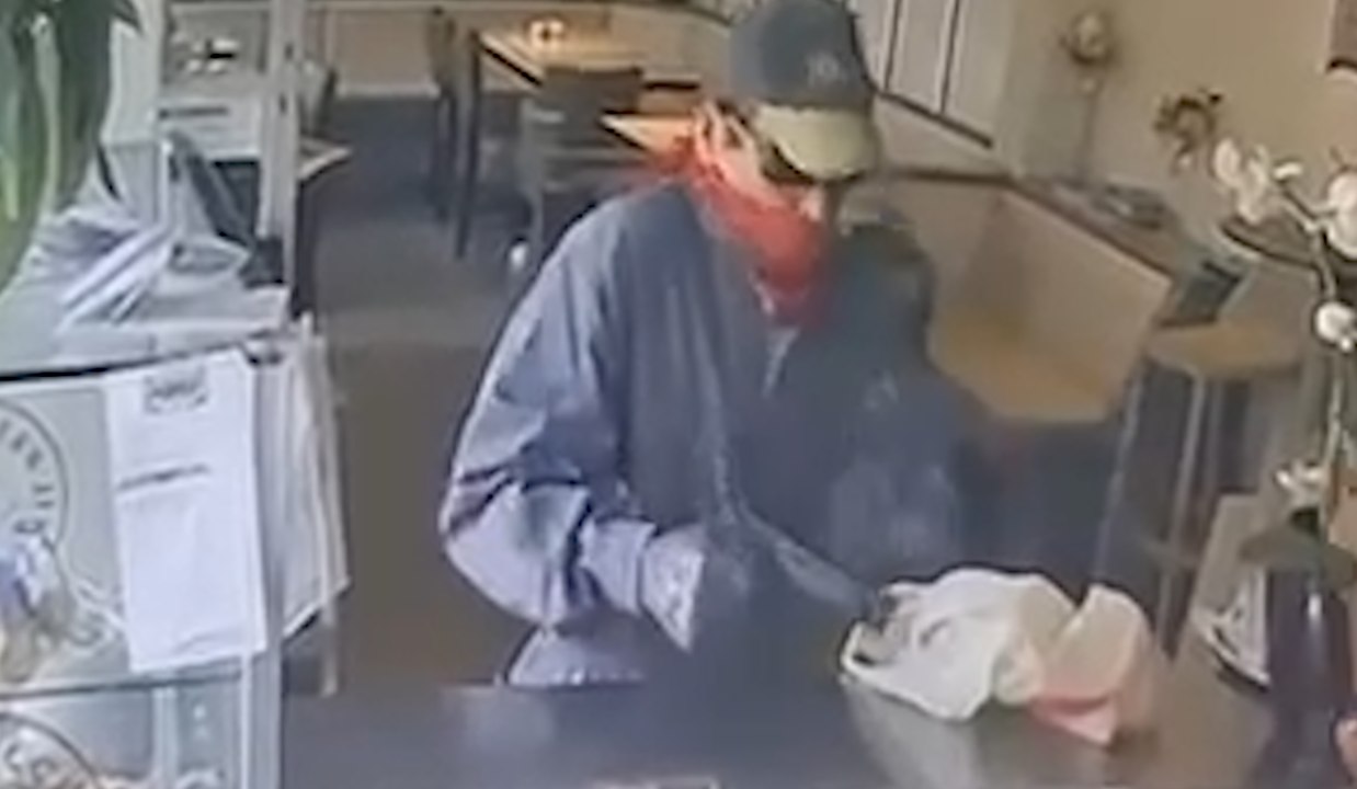 Merano, irrompe in un bar armato di pistola e lo rapina