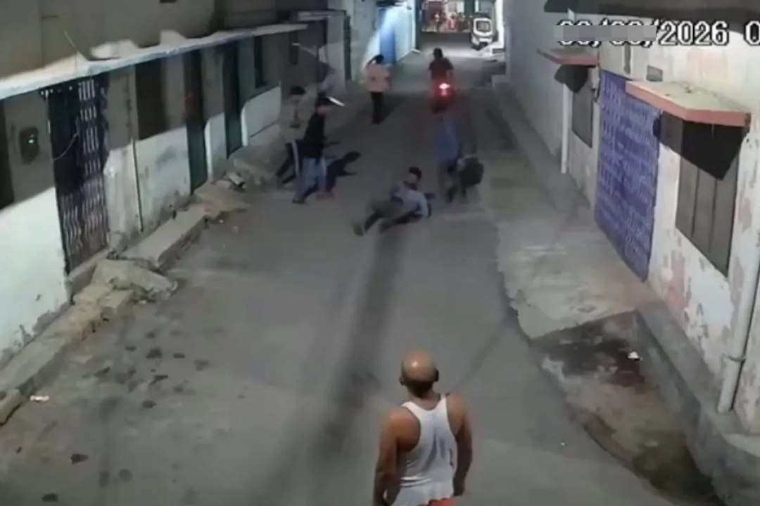 स्कूटी सवार युवती से छेडख़ानी, साथ रहे भाई ने विरोध किया तो बेल्ट-डंडे से बेरहमी से पीटा, CCTV में कैद हुई करतूत