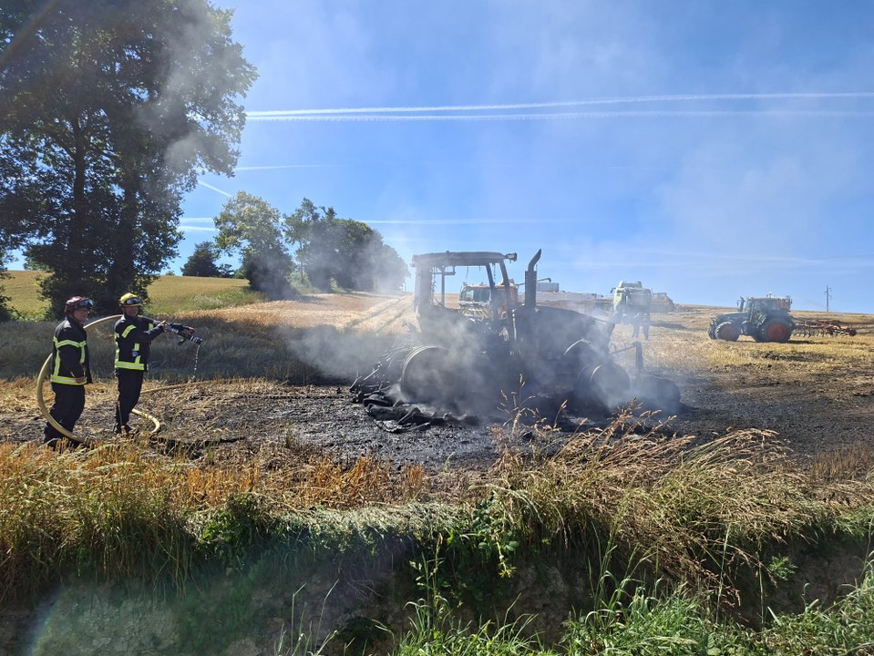 Un tracteur détruit par les flammes près de Loudéac (Côtes-d'Armor)