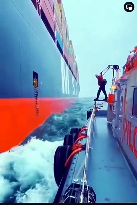 🚢🌊 Voici comment embarquer à bord d’un navire en pleine mer. ⚓😲📹 abidch760