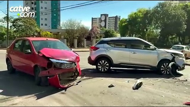 Carro invade preferencial e provoca acidente no Centro de Cascavel