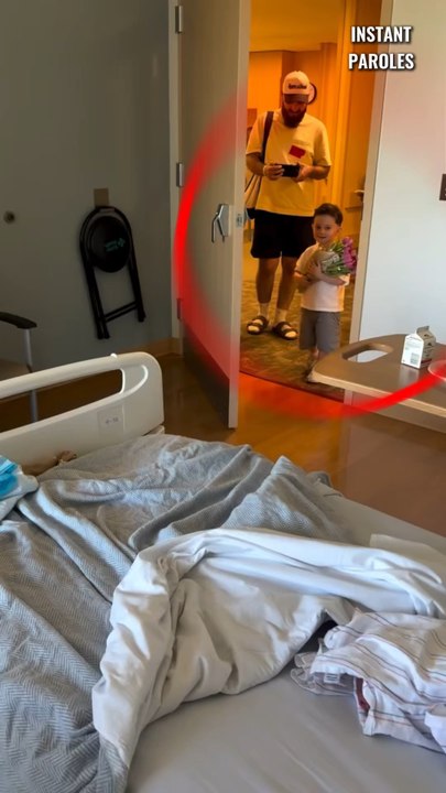 Ce petit garçon entre dans la chambre d’hôpital et rencontre son petit frère pour la première fois