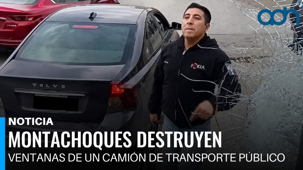 Montachoques destruyen ventanas de un camión de transporte público