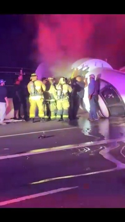 ✈️🔥 Un jet privé s’écrase sur une autoroute au Texas et s’embrase 🚨🇺🇸
