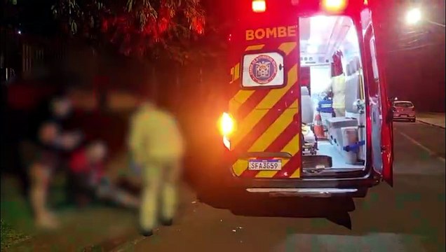 Motociclista fica ferido após sofrer queda na Rua Tupiniquins, em Cascavel