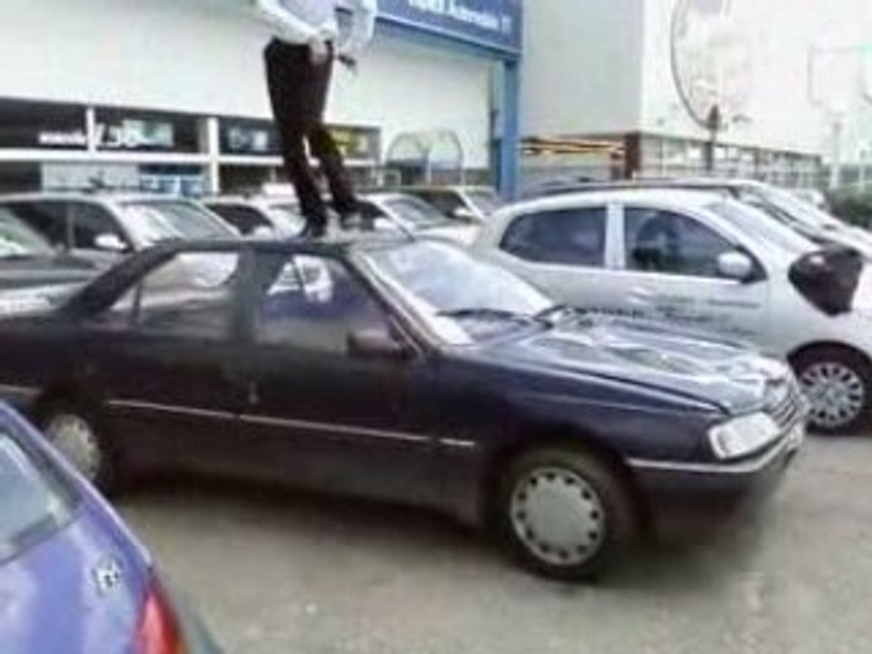 droles danse capot voiture