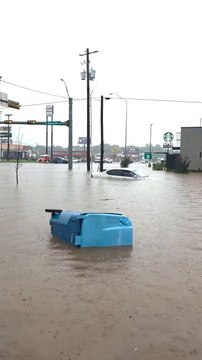 Failed towing leaves car wrecked amid flooding in Texas