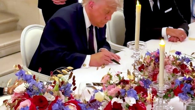 Trump firma l'accordo Iran-Usa alla cena di Versailles. Macron: Bravo - Video