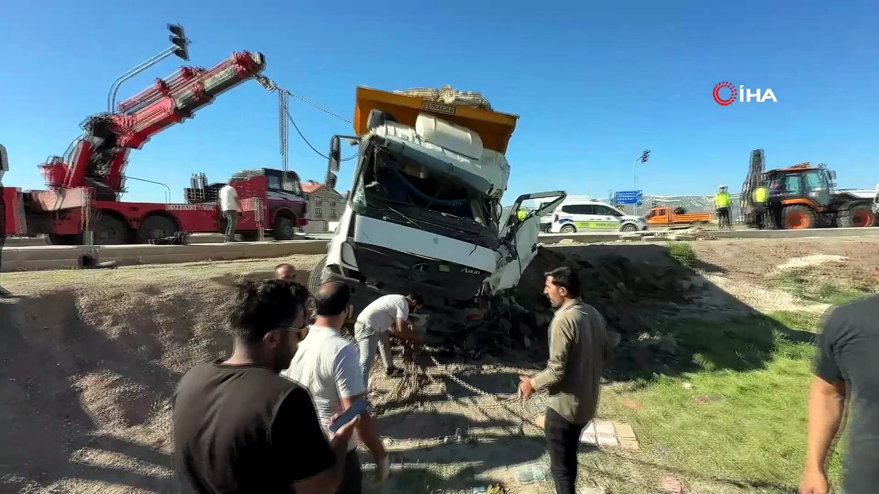 Yolcu minibüsü ile kamyon çarpıştı: 2 ölü, 3 yaralı