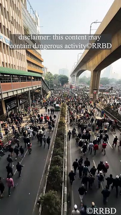 When the whole city steps out!🏙️🚶‍♂️