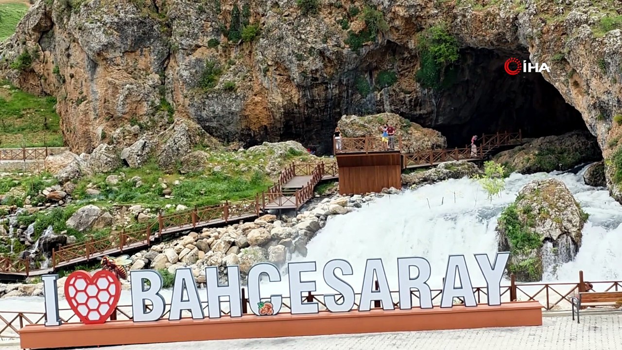 Van'ın Karadeniz'inde mağaradan fışkıran sulara ilgi yoğun