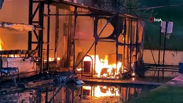 Kastamonu’da alev alev yanan jimnastik salonuna yıldırımın düşme anı kamerada