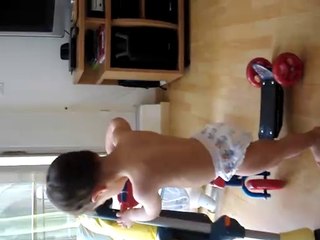 alexy fait de la trotinette