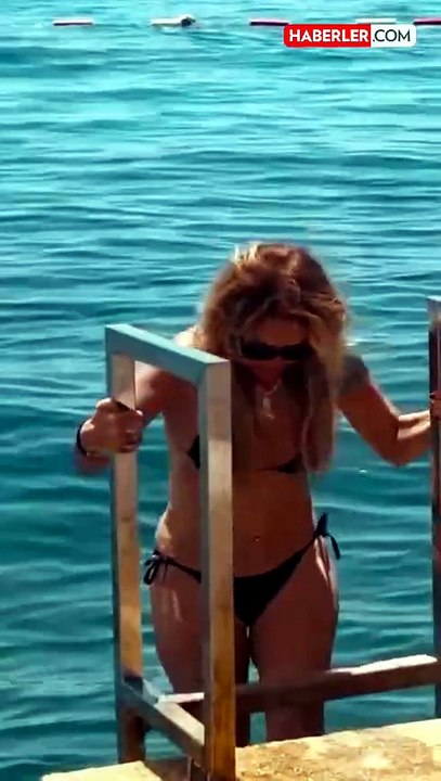 Yonca Evcimik'ten Karadağ tatilinde dikkat çeken bikinili paylaşım