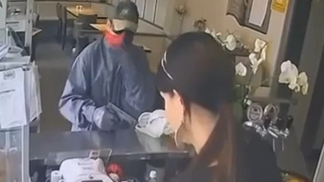 Merano, mostra la pistola alla cassiera e rapina il bar: le immagini delle videocamere di sorveglianza