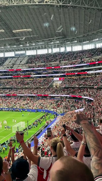 L'Inghilterra vince contro la Croazia e i tifosi cantano Wonderwall allo stadio