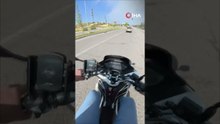 Seyir halindeki otomobilin lastiği yerinden böyle çıktı!
